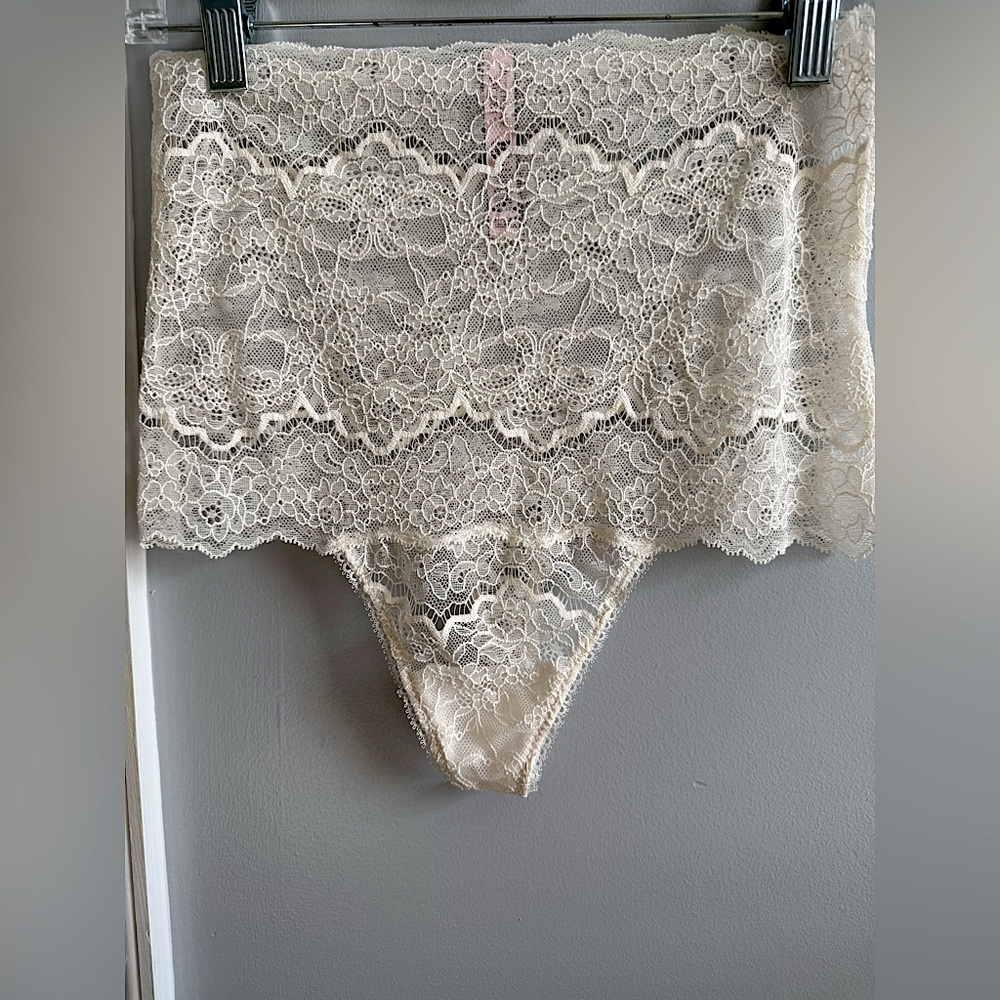 NWOT Victoria's Secret Lace High-Waisted Panty in Cream, size S